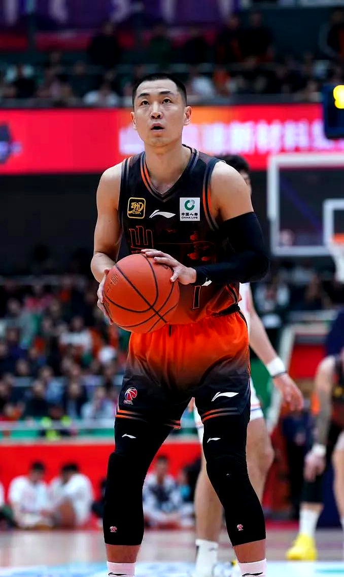 山东男篮发布备战花絮，冲刺阶段内部沟通，NBA季后赛任务艰巨，团队化学反应显著的简单介绍虎扑篮球